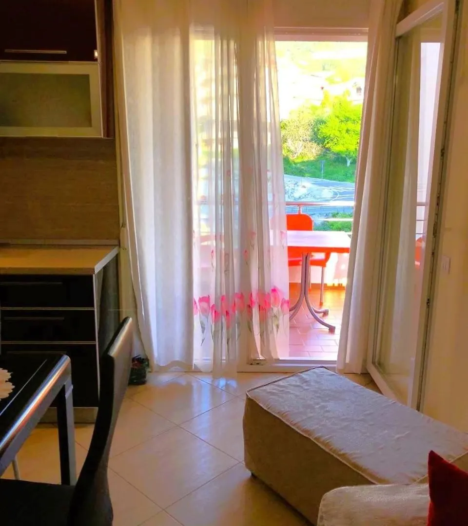 Lungomare Beachfront Apartment Vlore